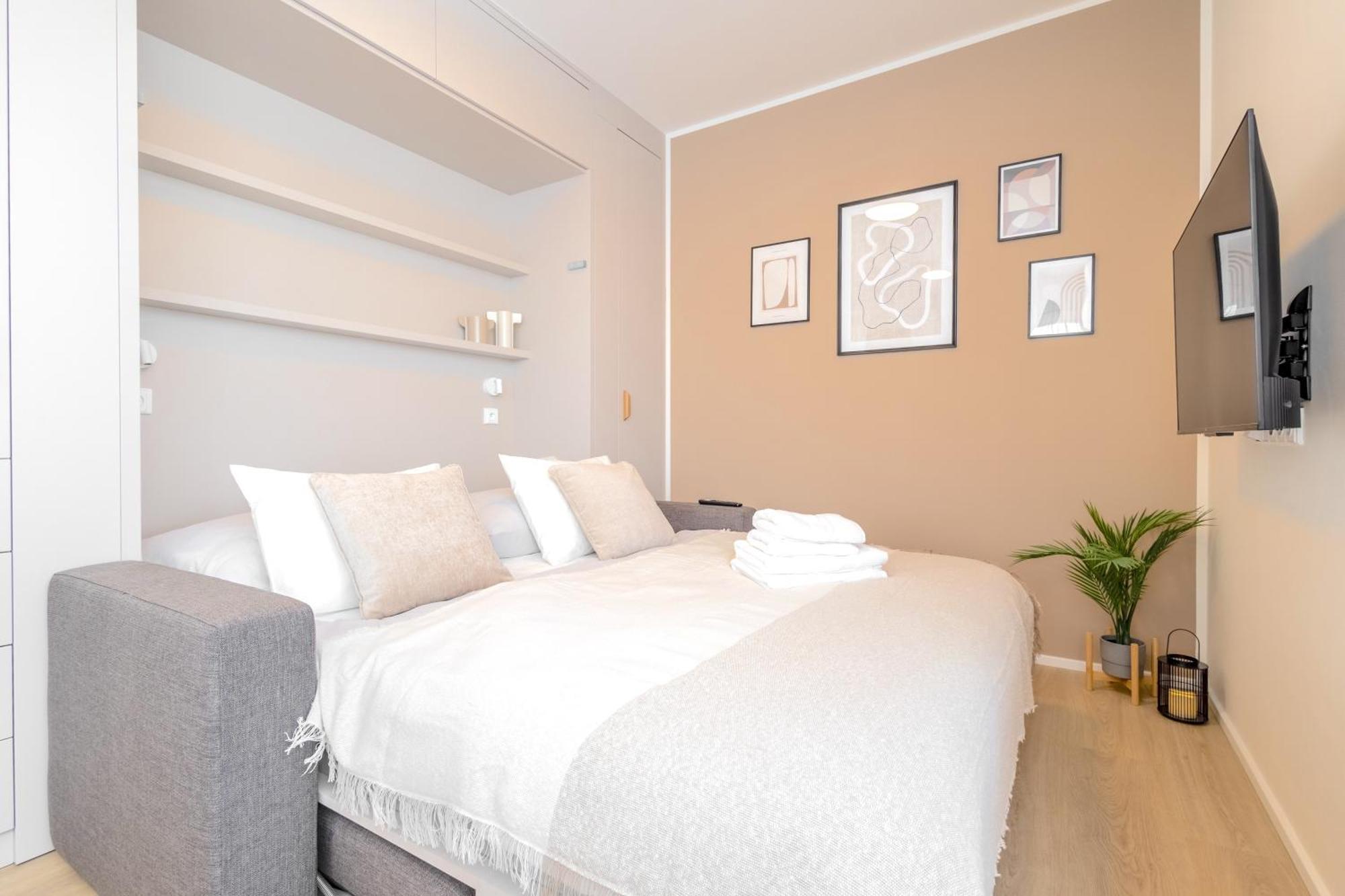 Bright 2Br - 8Th Floor, Balcony, Free Parking - By Gravity Prague Apartment Exterior photo